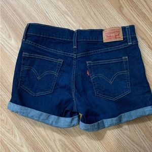 Midlength Levi’s shorts for women